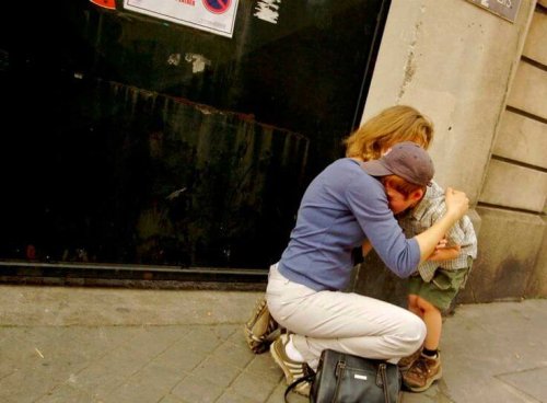 En mor som trøster barnet sitt.