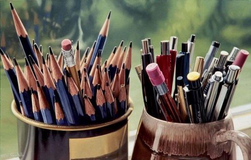 Des pots avec des crayons.