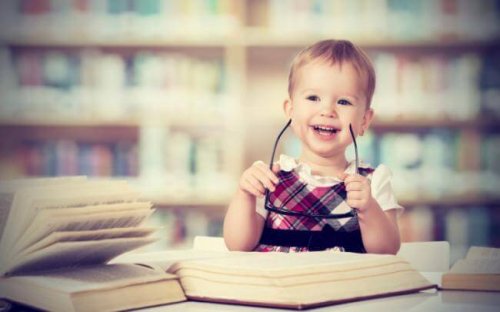 Niño placer lectura 650_1200