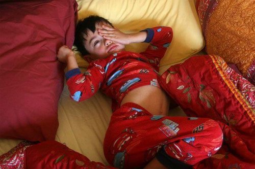 Un enfant qui se réveille dans son lit: