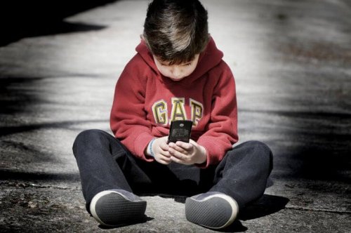Ventajas y desventajas de comprarle un teléfono móvil a tu hijo
