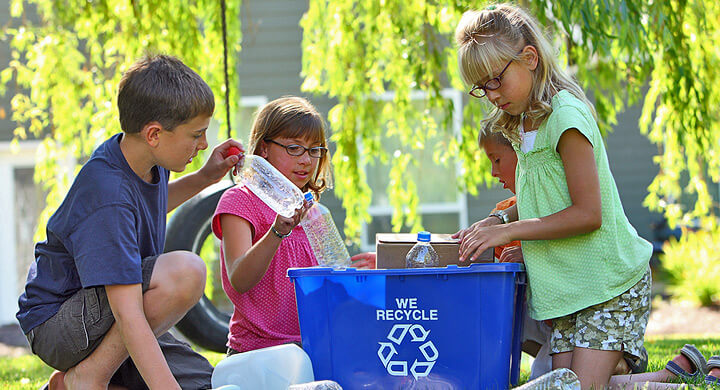 Des enfants qui recyclent. 