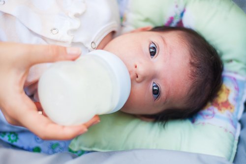 Las regurgitaciones del bebé suelen aparecer en los primeros meses de vida y tras la lactancia.