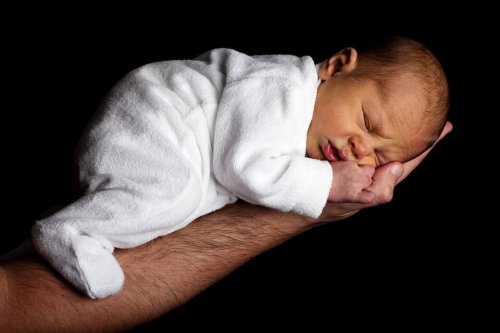 bebé-dormido-en-brazo-de-padre