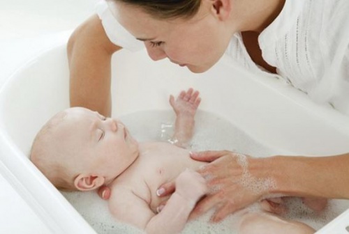 Bebé dándose un baño