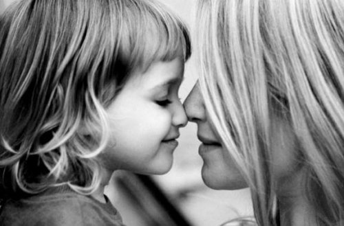 Besos de cariño y una mamá a su hija