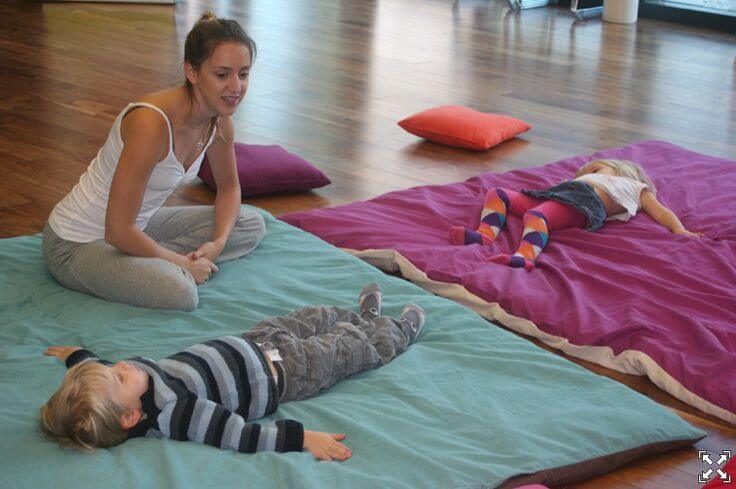 "Juego" con enormes beneficios para tu hijo: yoga infantil