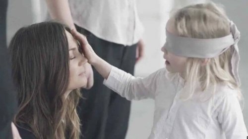 Une jeune fille et sa maman.