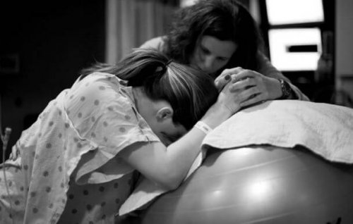 doula-ayudando-a-la-madre