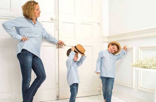 Une maman qui joue avec ses enfants.