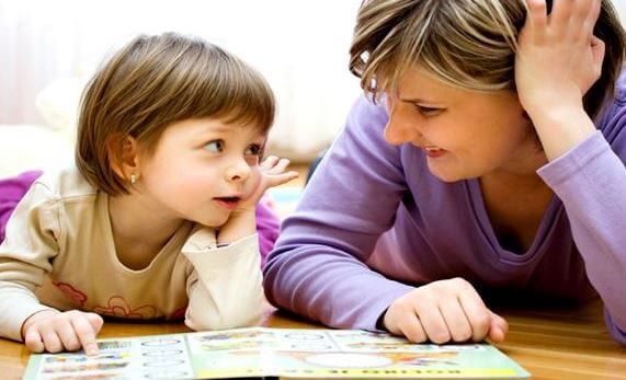 Madre dedicando momentos a su hijo