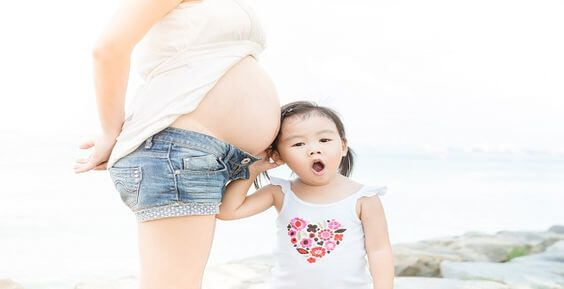 madre-embarazada-con-niña