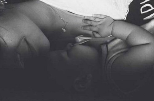 Mamá soltera abrazando a su bebé