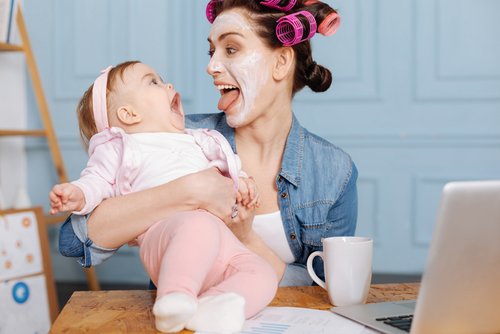 Les mères peuvent recourir à diverses techniques pour divertir le bébé.