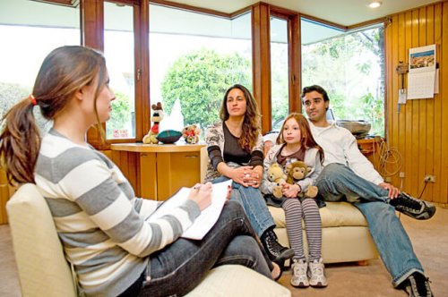 En familie som går i terapi.