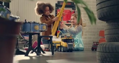 niñas-sentadas-jugando-con-grúa