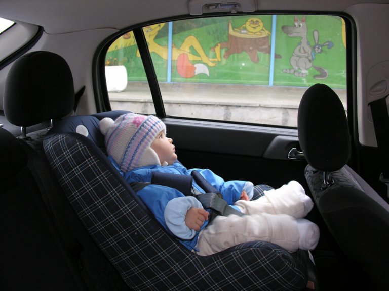 ¿Por qué no debes sentar a tu hijo en el coche con el abrigo puesto?