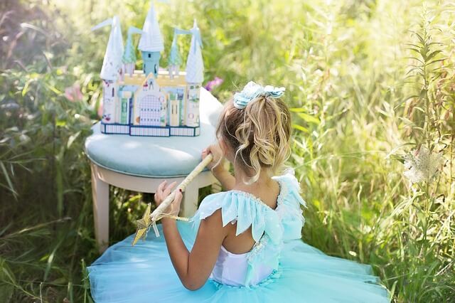 Una princesa azul dándole vida a sus cuentos