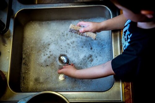 washing-dishes-1112077_640