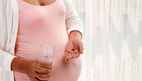 Une femme enceinte qui prend des médicaments.
