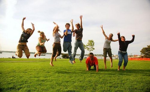 640px-Family_jump