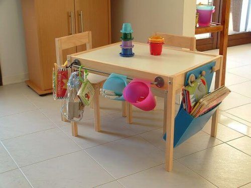 Une table avec des accessoires d'enfants.