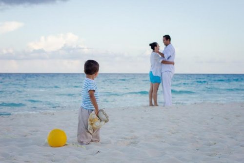 Een gezin met hun kind op het strand