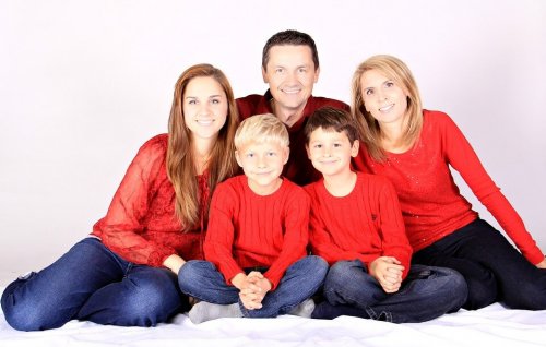 familia-sentada-posando