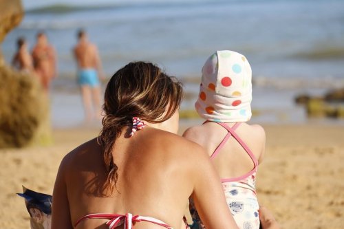 madre-e-hija-de-espaldas