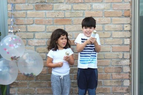 Søskende klar til at afsløre babys køn