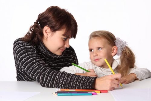 Moeder helpt dochter met schrijven