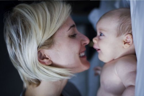 Por qué evitar darle besos en la boca al bebé