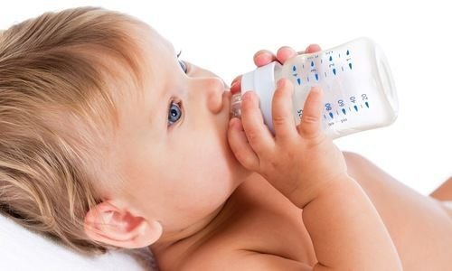 ¿Un bebé menor de 6 meses debe beber agua?