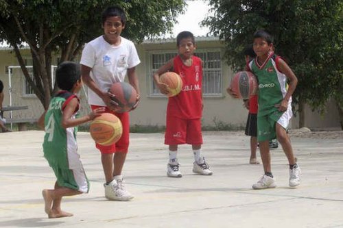 Des enfants qui jouent au basket.