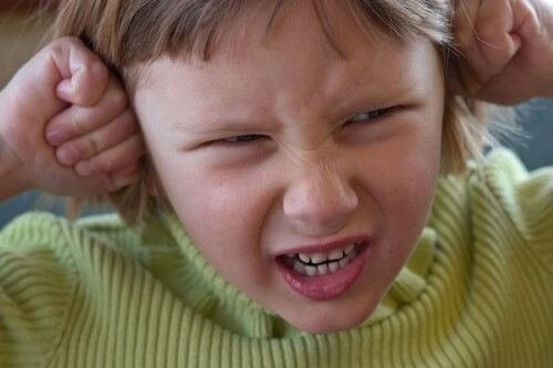 Een klein kind wil niet luisteren en is boos