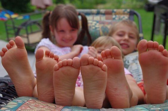 Niños que aman estar descalzos, ¿por qué?