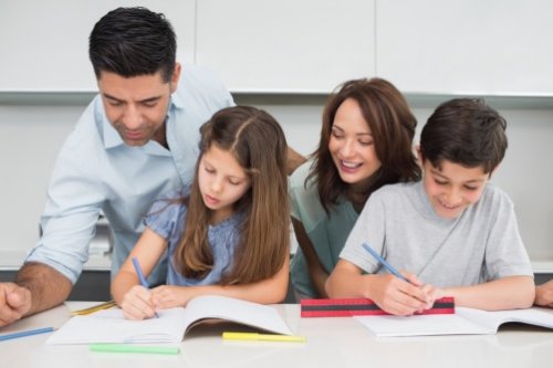 Ofrecer tiempo a tus hijos y aconsejarlos es fundamental para ayudar a los niños a desarrollar sus capacidades.