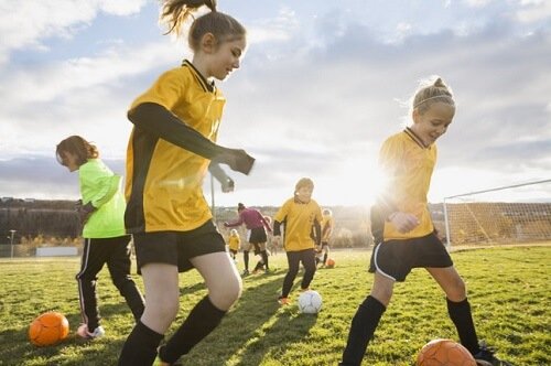 Piger spiller fodbold, hvilket er en af de mest populære sportsgrene blandt teenagere