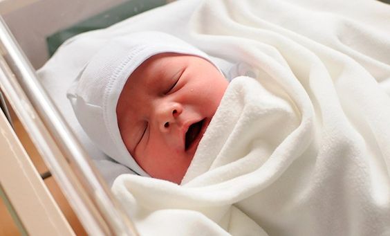 ¿Qué son esos ruidos extraños que hace el bebé al respirar?
