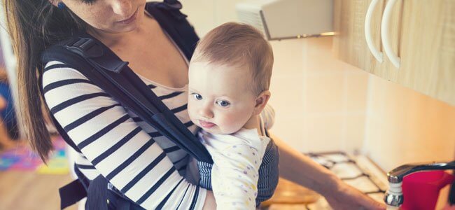La importancia del porteo en el desarrollo físico del bebé