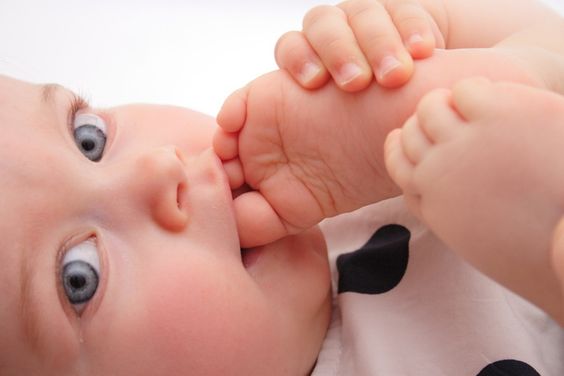 Bebés descalzos: ¿más felices e inteligentes?