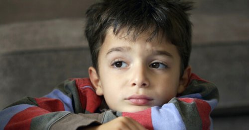 Un niño se siente abandonado cuando se le deja solo por mucho tiempo