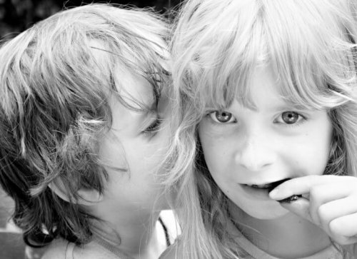 ¿Por qué a un niño le cuesta guardar secretos?