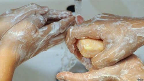 lavar as mãos para evitar transmissão de bactérias