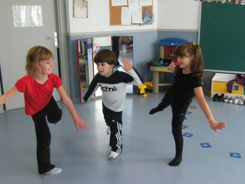 Trois enfants qui font des mimes.
