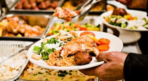 Ordina o servi una varietà di piatti