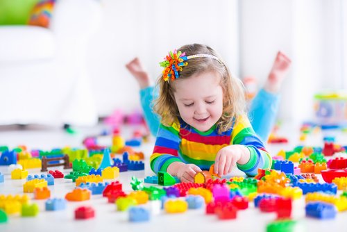 Hay diferente opciones y técnicas para que los niños aprendan a jugar solos.