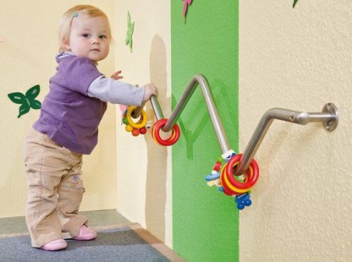 Un enfant jouant à un jeu de psychomotricité