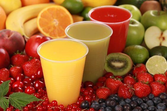 7 riesgos de dar demasiado zumo de frutas a los niños