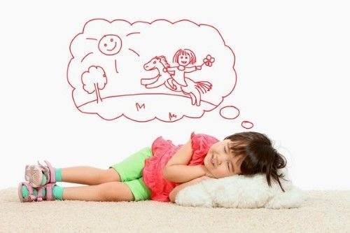 Une petite fille endormie en train de rêver